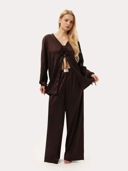 Ensemble trois pièces couleur chocolat : pantalon, chemise, top