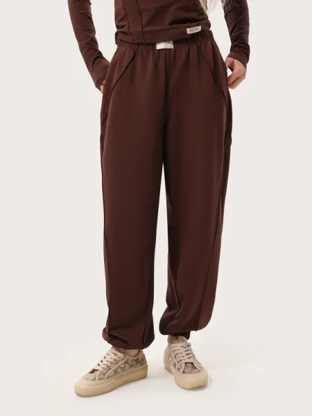 Jogger pantalon avec coutures décoratives couleur chocolat