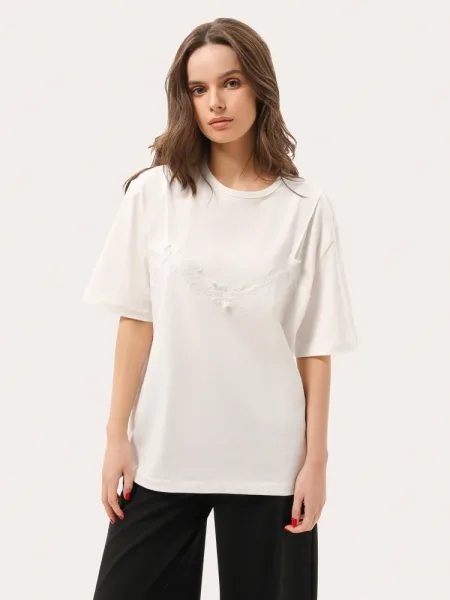 T-shirt crème avec soutien-gorge en dentelle