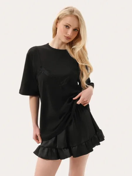 T-shirt noir avec soutien-gorge en dentelle