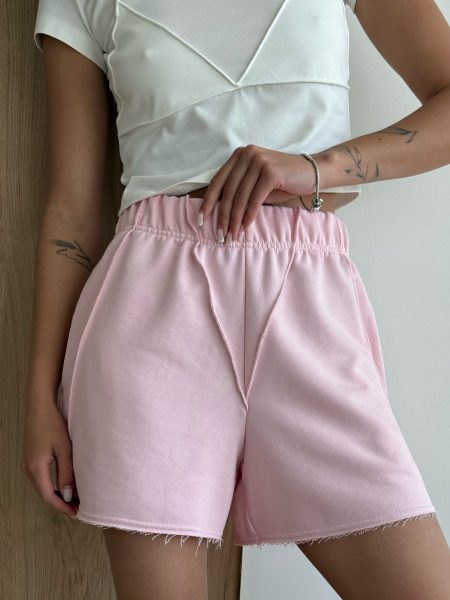 Shorts roses en maille trois fils avec coutures décoratives