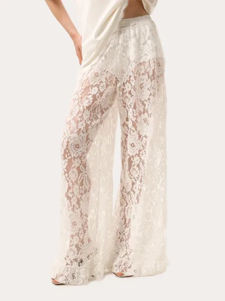 Pantalon en dentelle crème avec volants