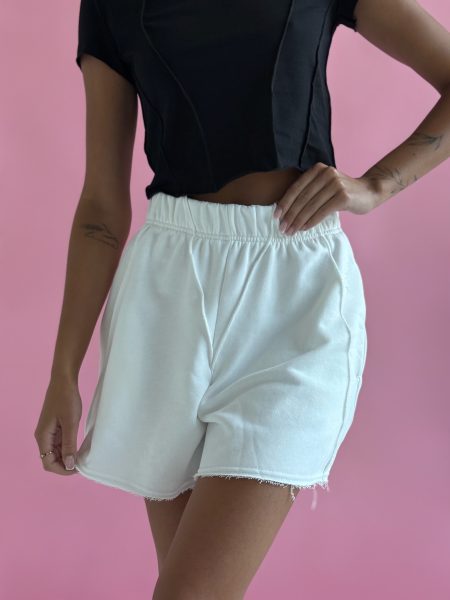 Short crème en tricot triple couche avec coutures décoratives