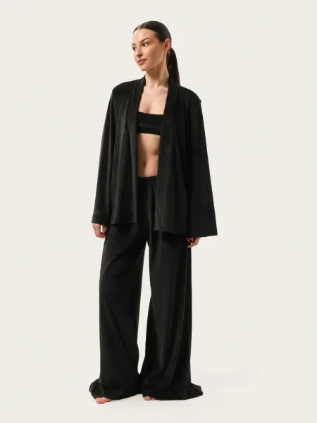 Ensemble en velours noir trois pièces : pantalon à volants, kimono et top
