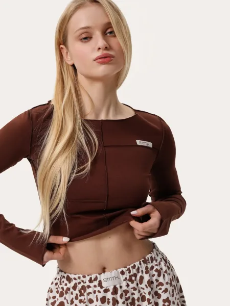 haut à manches longues cropped avec coutures extérieures — marron chocolat