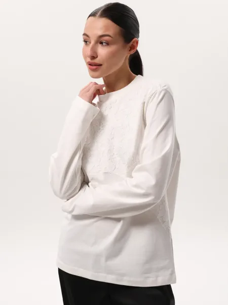 T-shirt oversize à manches longues couleur lait avec empiècement en dentelle sur la poitrine