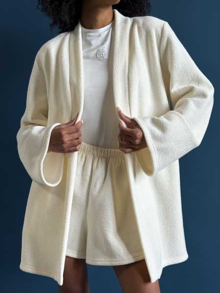Ensemble home trois pièces couleur lait en tissu éponge chaud : kimono, T-shirt et short