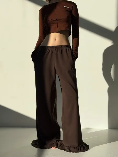 Pantalon chaud en peluche avec volants — marron chocolat
