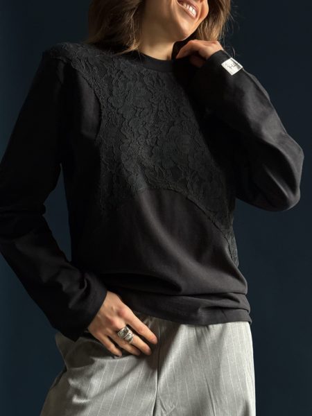 T-shirt oversize noir à manches longues avec empiècement en dentelle sur la poitrine
