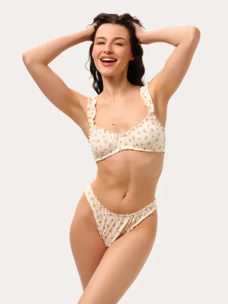 Un délicat ensemble de lingerie en coton à motif fleuri