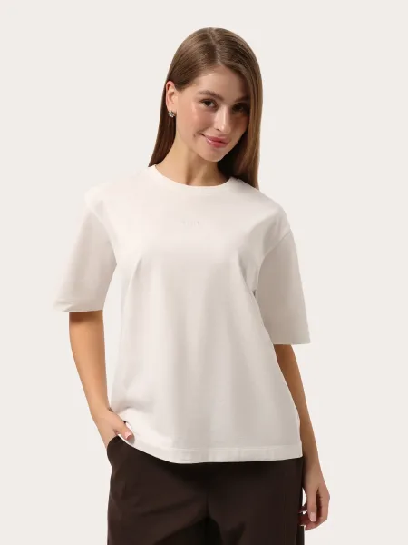 T-shirt oversize couleur ivoire avec logo — un basique essentiel