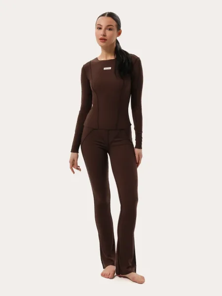 Ensemble chocolat en maille côtelée : haut à manches longues et leggings évasés