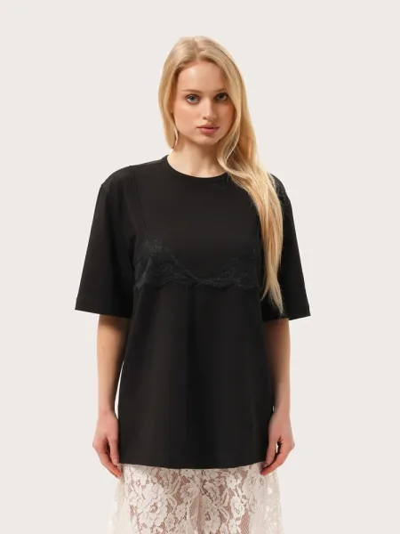 T-shirt noir avec dentelle noire