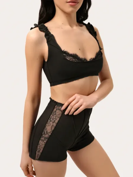 Ensemble en coton noir avec short et détails en dentelle