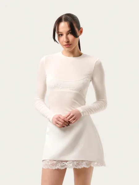 Top slim long semi-transparent couleur écru en tencel avec dentelle sur la poitrine
