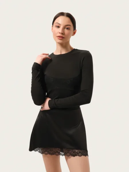 Top slim long semi-transparent noir en tencel avec dentelle sur la poitrine