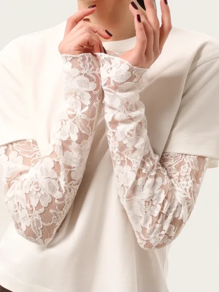 Top écru à manches longues avec manches en dentelle et broderie