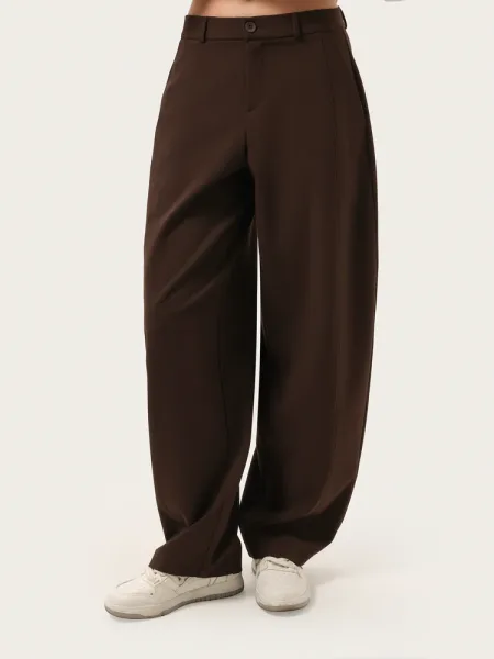 Pantalon basique couleur chocolat avec surpiqûres