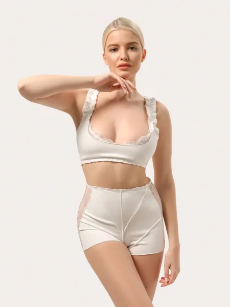 Ensemble en coton couleur écru avec short et détails en dentelle