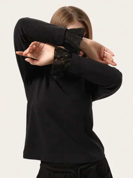 Top manches longues minimaliste noir avec dentelle sur les manches