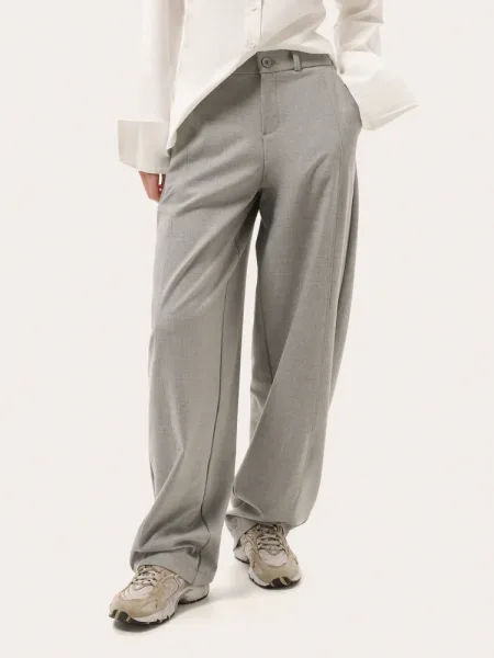 Pantalon basique gris clair avec surpiqûres