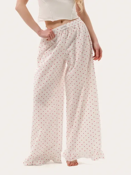 Pantalon d’été couleur lait avec volants et motifs cœurs