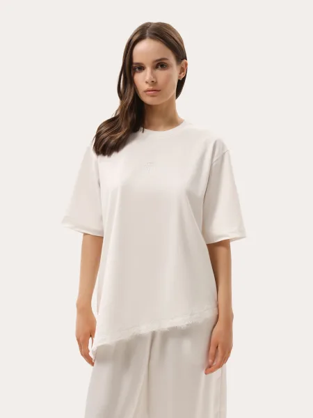 T-shirt écru avec bas asymétrique en dentelle