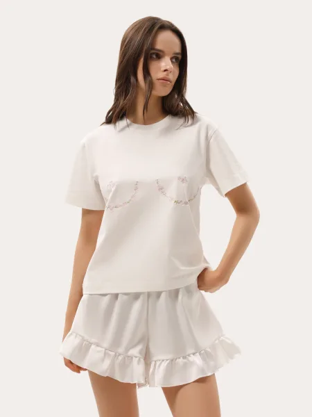 T-shirt écru avec broderie sur la poitrine