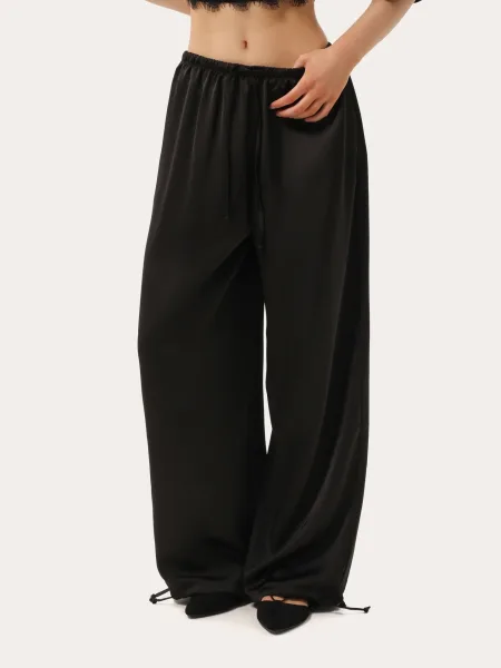 Pantalon noir en soie avec liens de serrage