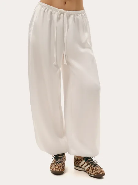 Pantalon écru en soie avec liens de serrage