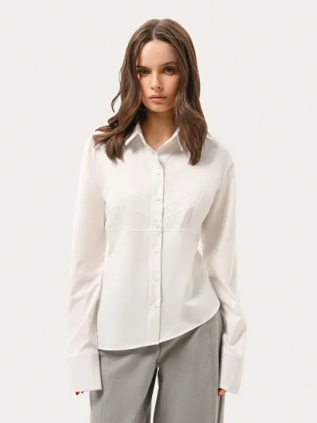 Chemise écrue cintrée avec bas asymétrique