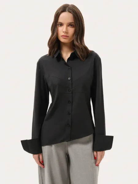 Chemise noire cintrée avec bas asymétrique