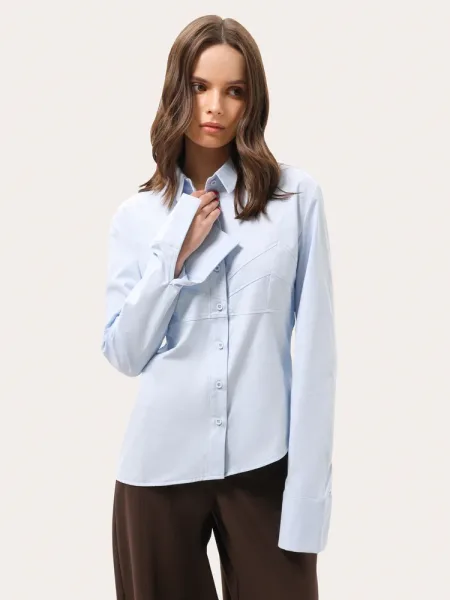 Chemise bleu clair cintrée avec bas asymétrique
