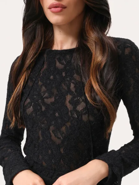 Top slim noir à manches longues en dentelle texturée duveteuse