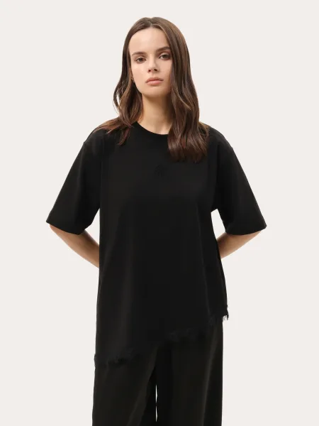 T-shirt noir avec bas asymétrique en dentelle