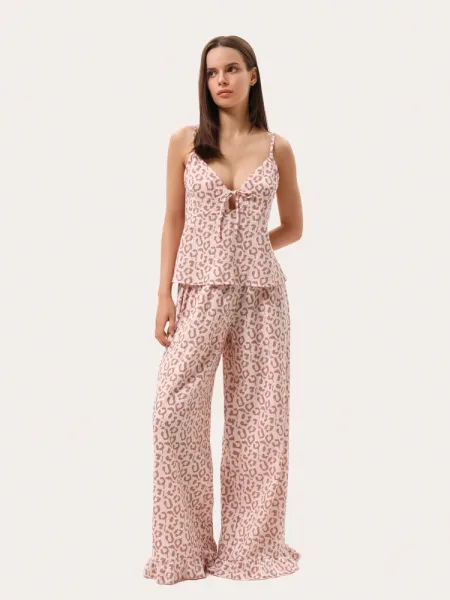 Pyjama en mousseline léopard rose : top et pantalon à volants