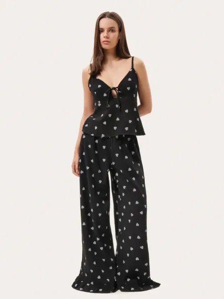 Pyjama en mousseline noir à cœurs : top et pantalon à volants