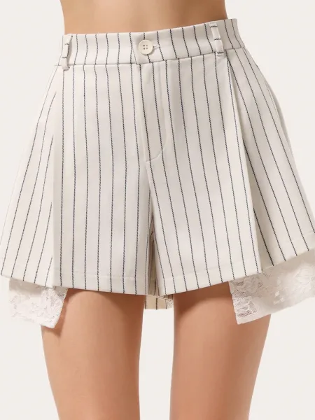 Short mini écru à fines rayures avec poches en dentelle