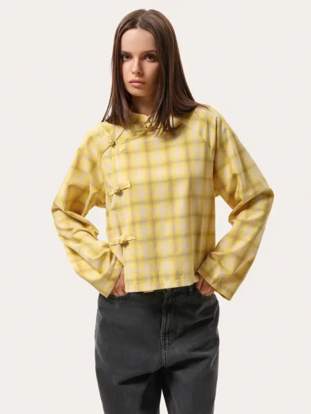 Chemise jaune à carreaux d’inspiration asiatique
