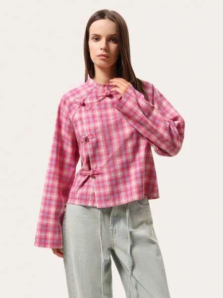 Chemise rose à carreaux d’inspiration asiatique
